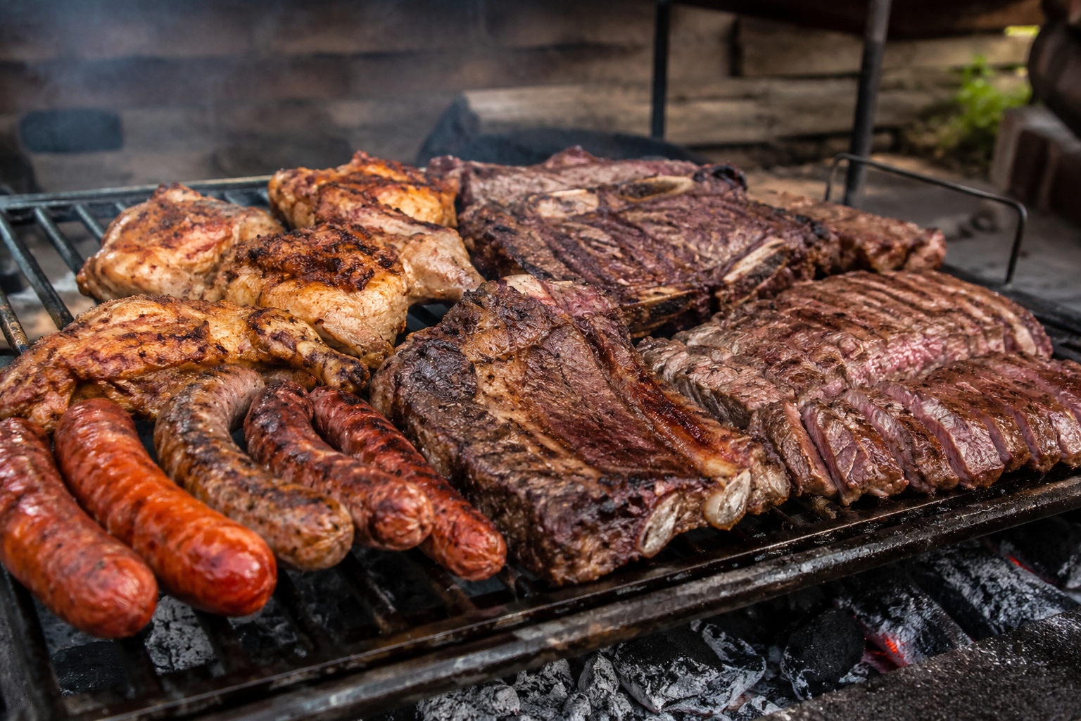 Porciones de carne preparadas para calcular un asado